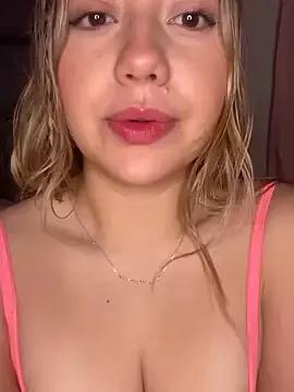 Discover our girls online shows and discover the company of countless livestreamers, with stunning shapes, sex toys and more.