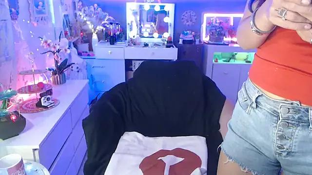 Discover our girls online shows and discover the company of countless livestreamers, with stunning shapes, sex toys and more.