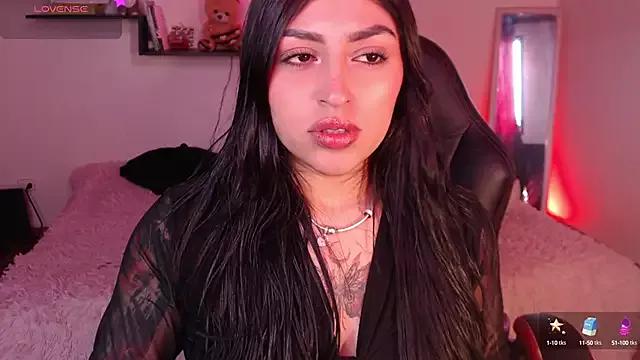 Discover our girls online shows and discover the company of countless livestreamers, with stunning shapes, sex toys and more.