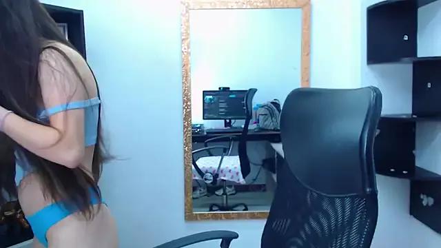 Discover our girls online shows and discover the company of countless livestreamers, with stunning shapes, sex toys and more.