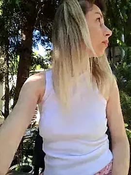Discover our girls online shows and discover the company of countless livestreamers, with stunning shapes, sex toys and more.