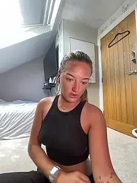 Discover our girls online shows and discover the company of countless livestreamers, with stunning shapes, sex toys and more.