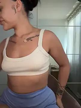 Discover our girls online shows and discover the company of countless livestreamers, with stunning shapes, sex toys and more.