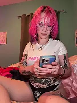 Discover our girls online shows and discover the company of countless livestreamers, with stunning shapes, sex toys and more.
