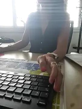 Discover our girls online shows and discover the company of countless livestreamers, with stunning shapes, sex toys and more.
