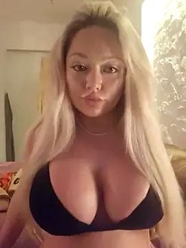 Discover our girls online shows and discover the company of countless livestreamers, with stunning shapes, sex toys and more.