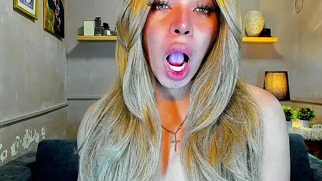 Discover our girls online shows and discover the company of countless livestreamers, with stunning shapes, sex toys and more.