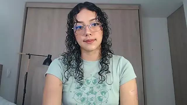 Discover our girls online shows and discover the company of countless livestreamers, with stunning shapes, sex toys and more.