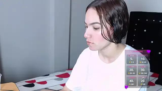 Discover our girls online shows and discover the company of countless livestreamers, with stunning shapes, sex toys and more.