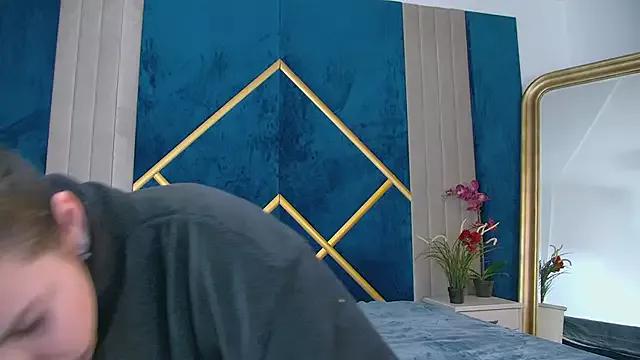 Discover our girls online shows and discover the company of countless livestreamers, with stunning shapes, sex toys and more.