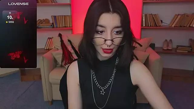 Discover our girls online shows and discover the company of countless livestreamers, with stunning shapes, sex toys and more.