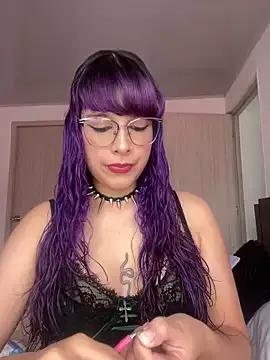 Discover our girls online shows and discover the company of countless livestreamers, with stunning shapes, sex toys and more.