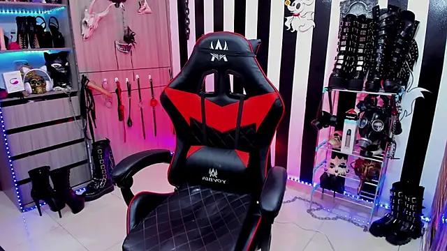 Discover our girls online shows and discover the company of countless livestreamers, with stunning shapes, sex toys and more.