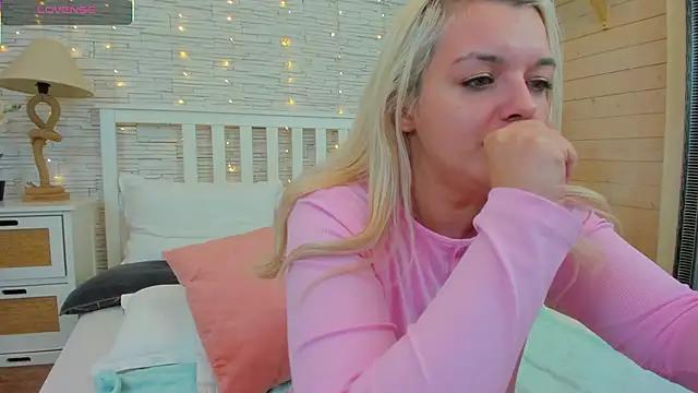 Discover our girls online shows and discover the company of countless livestreamers, with stunning shapes, sex toys and more.