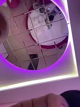 Discover our girls online shows and discover the company of countless livestreamers, with stunning shapes, sex toys and more.