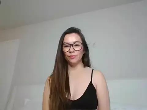 Discover our girls online shows and discover the company of countless livestreamers, with stunning shapes, sex toys and more.