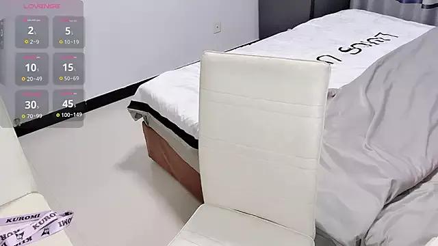 mo-mo-999 from StripChat