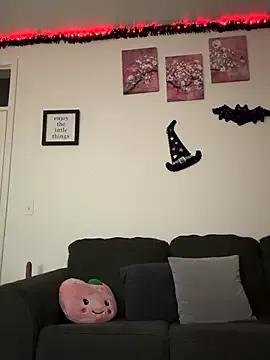 Discover our girls online shows and discover the company of countless livestreamers, with stunning shapes, sex toys and more.