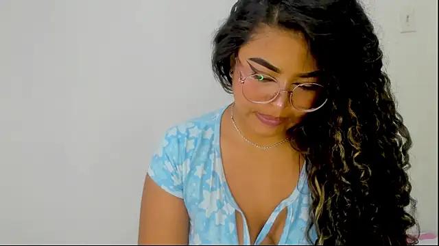 Discover our girls online shows and discover the company of countless livestreamers, with stunning shapes, sex toys and more.