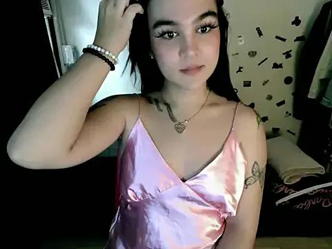 Discover our girls online shows and discover the company of countless livestreamers, with stunning shapes, sex toys and more.