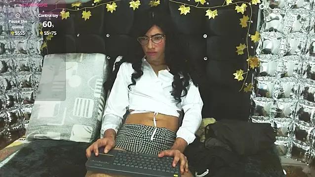 Discover our girls online shows and discover the company of countless livestreamers, with stunning shapes, sex toys and more.