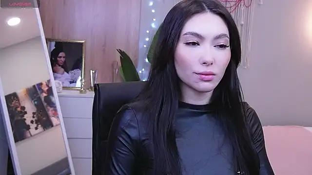 Discover our girls online shows and discover the company of countless livestreamers, with stunning shapes, sex toys and more.
