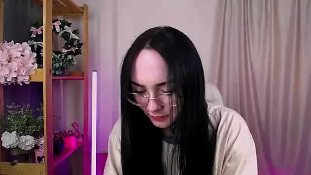 Discover our girls online shows and discover the company of countless livestreamers, with stunning shapes, sex toys and more.