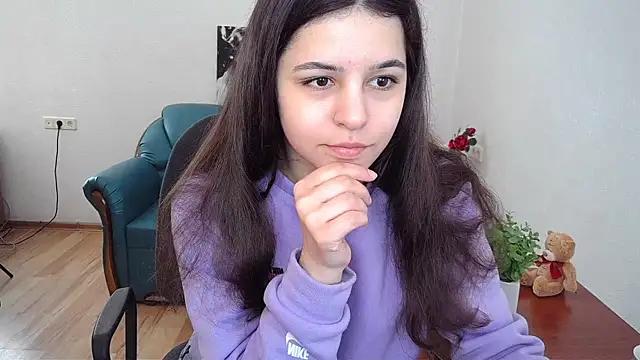 Discover our girls online shows and discover the company of countless livestreamers, with stunning shapes, sex toys and more.