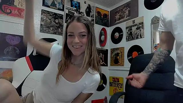 Discover our girls online shows and discover the company of countless livestreamers, with stunning shapes, sex toys and more.