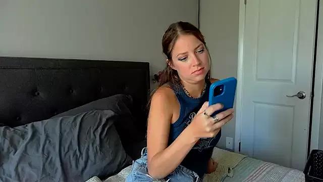 Discover our girls online shows and discover the company of countless livestreamers, with stunning shapes, sex toys and more.