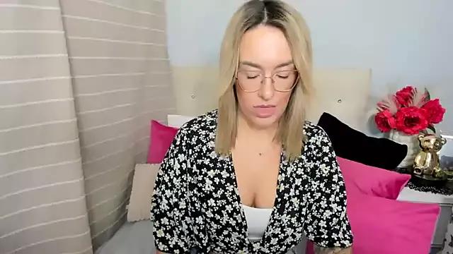 MollyFlowers from StripChat