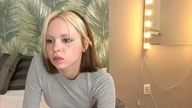 Discover our girls online shows and discover the company of countless livestreamers, with stunning shapes, sex toys and more.