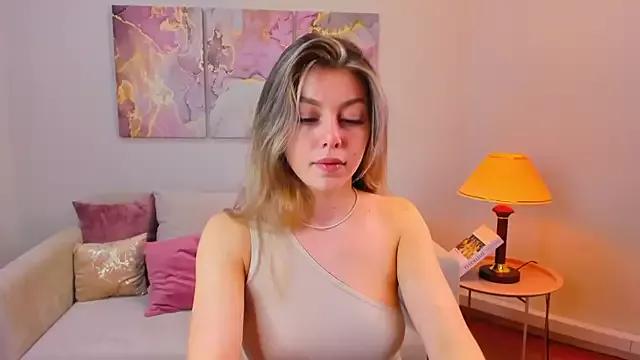 MollyMeltorr from StripChat is Freechat