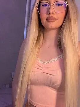 Discover our girls online shows and discover the company of countless livestreamers, with stunning shapes, sex toys and more.