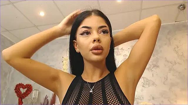 Discover our girls online shows and discover the company of countless livestreamers, with stunning shapes, sex toys and more.