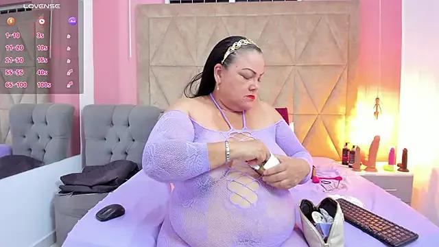 Discover our girls online shows and discover the company of countless livestreamers, with stunning shapes, sex toys and more.