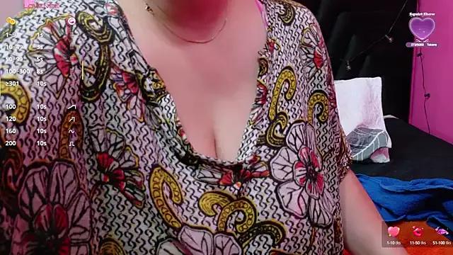 MommyHelpsmee from StripChat