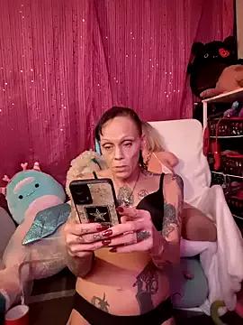 MommyMisfit from StripChat