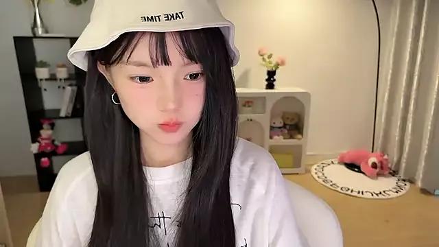 Momo-xx from StripChat