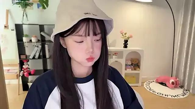 Momo-xx from StripChat