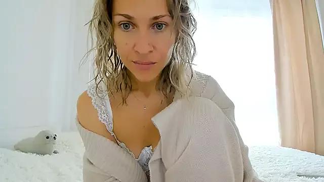 Mona_Cruz from StripChat is Freechat
