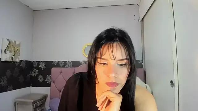 Discover our girls online shows and discover the company of countless livestreamers, with stunning shapes, sex toys and more.
