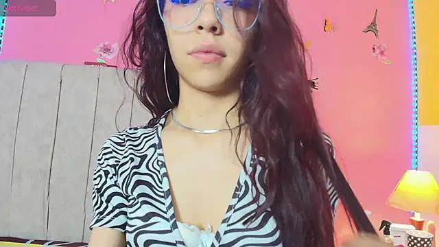 Discover our girls online shows and discover the company of countless livestreamers, with stunning shapes, sex toys and more.