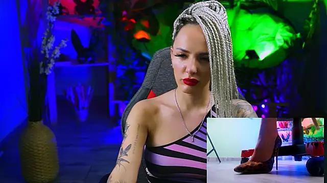 Discover our girls online shows and discover the company of countless livestreamers, with stunning shapes, sex toys and more.