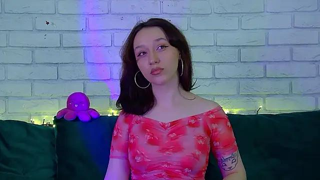 Discover our girls online shows and discover the company of countless livestreamers, with stunning shapes, sex toys and more.