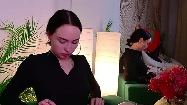 Discover our girls online shows and discover the company of countless livestreamers, with stunning shapes, sex toys and more.