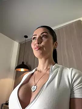 Discover our girls online shows and discover the company of countless livestreamers, with stunning shapes, sex toys and more.