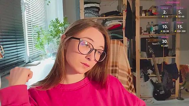 Discover our girls online shows and discover the company of countless livestreamers, with stunning shapes, sex toys and more.