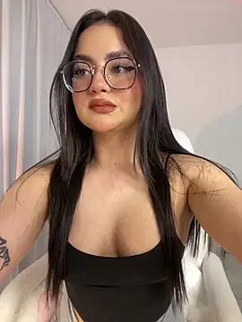 Discover our girls online shows and discover the company of countless livestreamers, with stunning shapes, sex toys and more.
