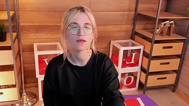 Moon13152 from StripChat